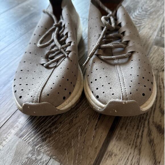 OTBT Womens Alstead Comfort Sneaker 6 Perforated Lug Rubber Outsole Gray Beige - Picture 2 of 8